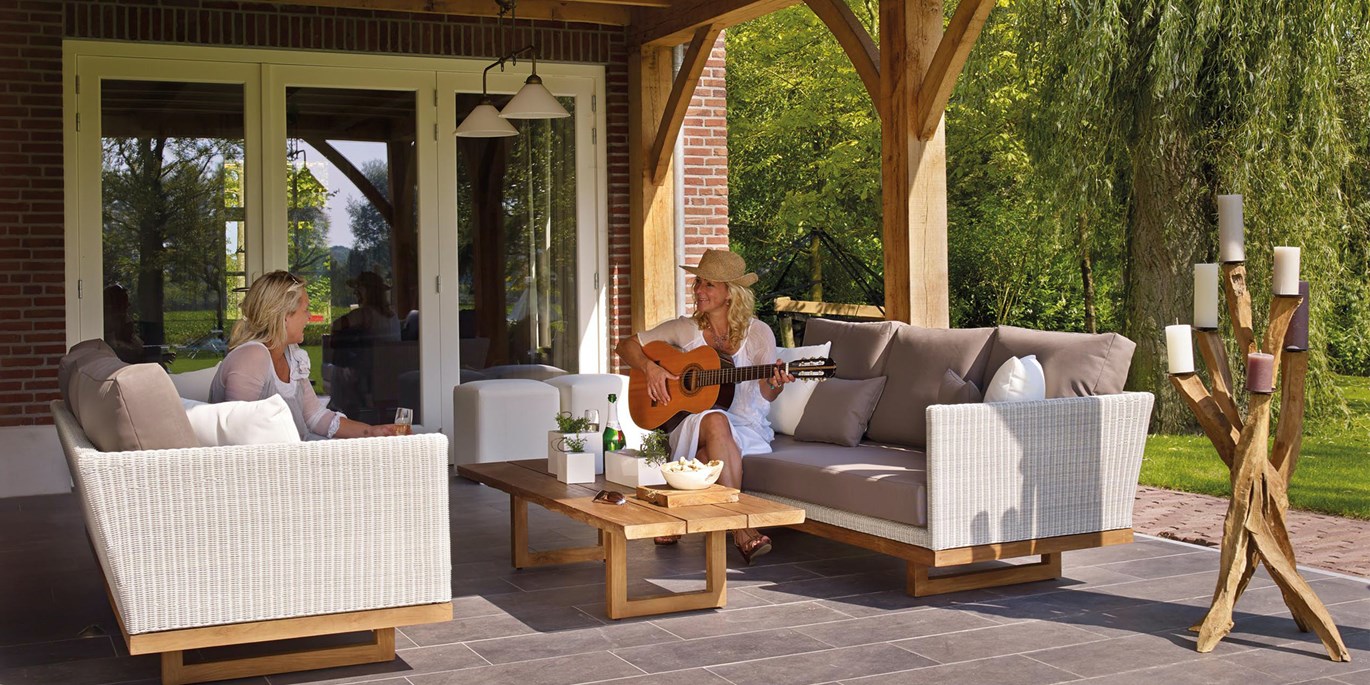 How to create an outdoor entertainment space